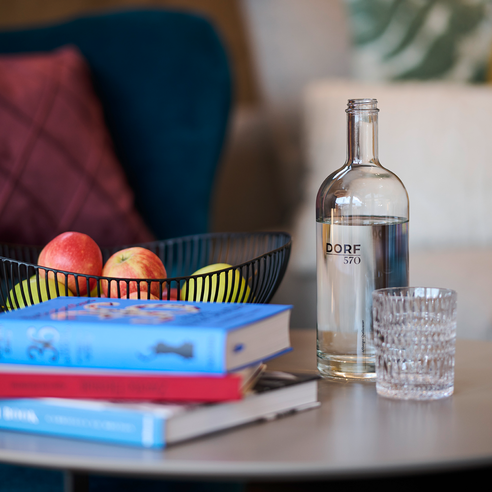 Dorf 570 Flasche mit Logo im Wohnzimmer