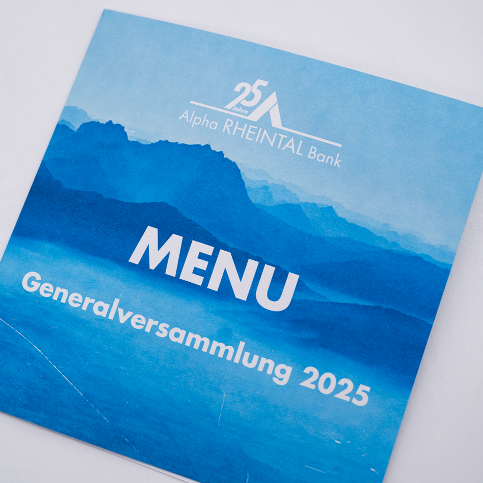 Menükarte von der Generalversammlung 2025 der Alpha Rheintal Bank mit Jubiläums-Logo