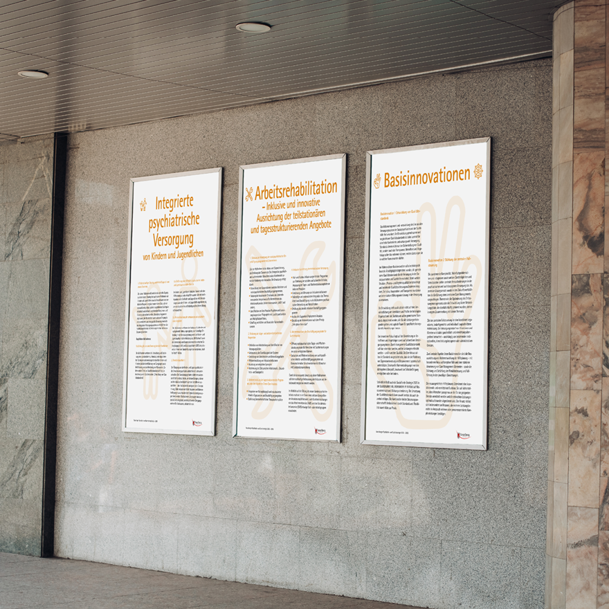 Landesregierung Vorarlberg Suchtstrategie 3 Plakate mit oranger Schrift auf grauer Wand