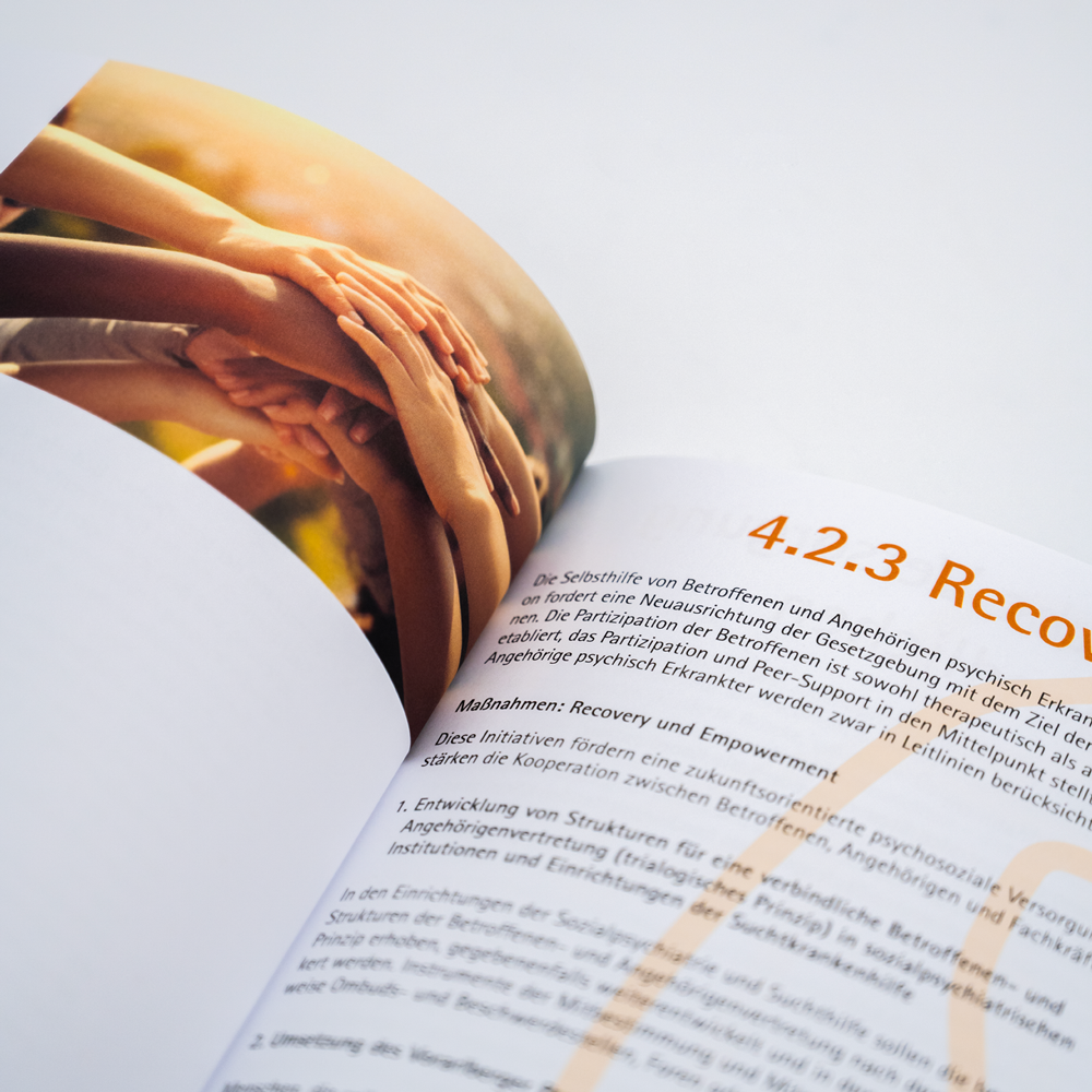 Landesregierung Vorarlberg Suchtstrategie Broschüre geöffnet mit Text, Bildern und Elementen