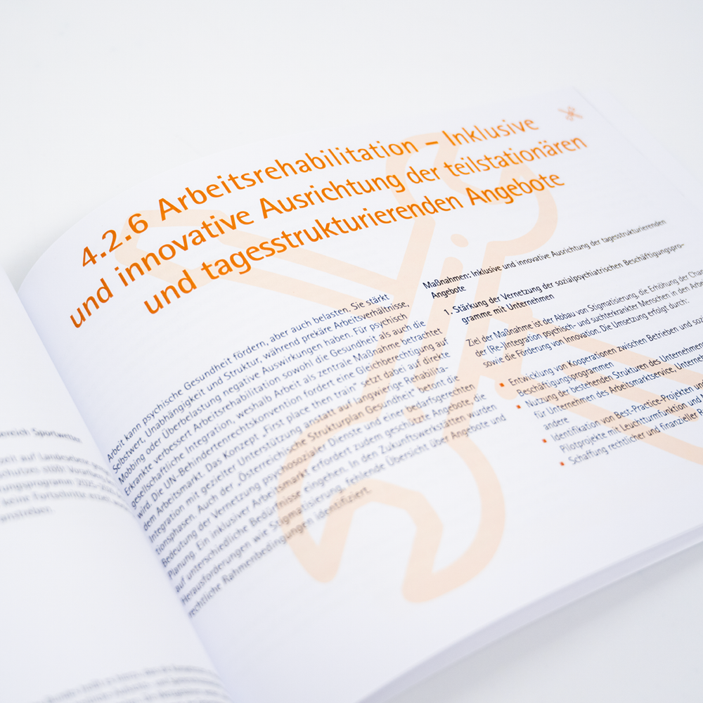 Landesregierung Vorarlberg Suchtstrategie Broschüre geöffnet mit Text, Bildern und Elementen