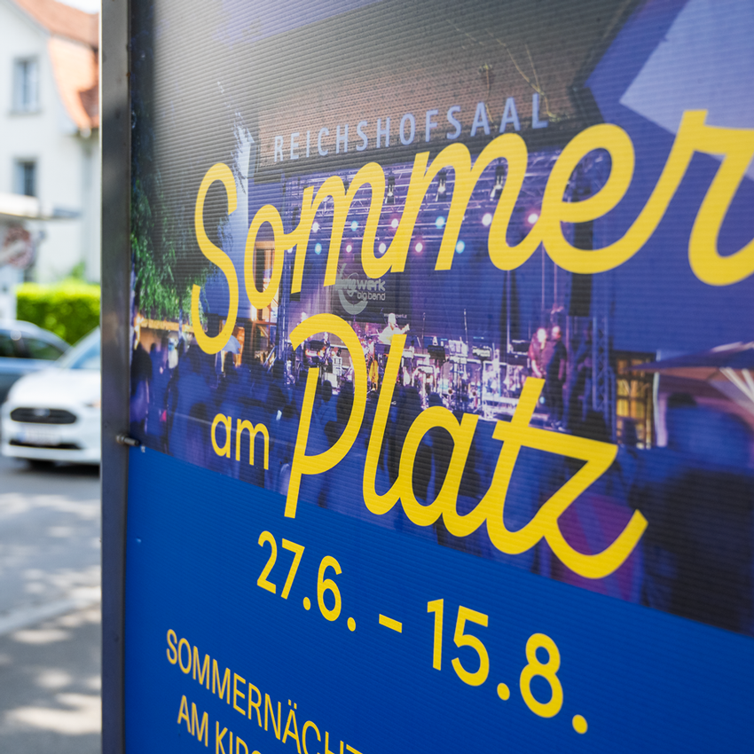 Sommer am Platz Plakat Detail blau und gelb
