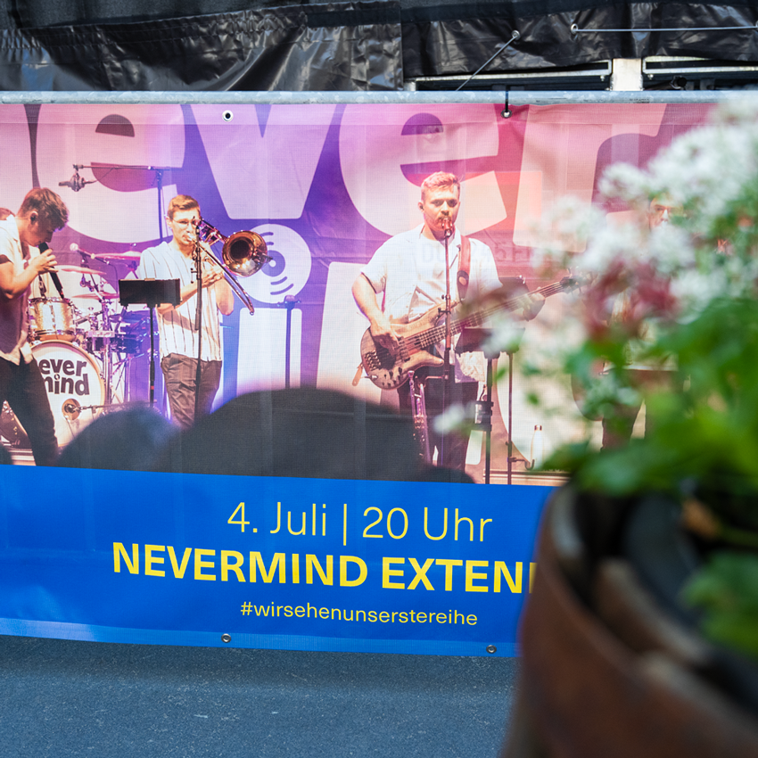 Sommer am Platz Absperrgitter blau und gelb