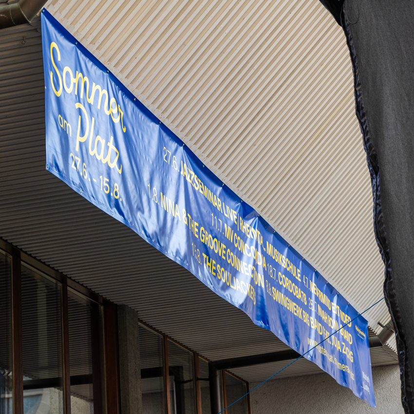 Sommer am Platz Banner blau und gelb