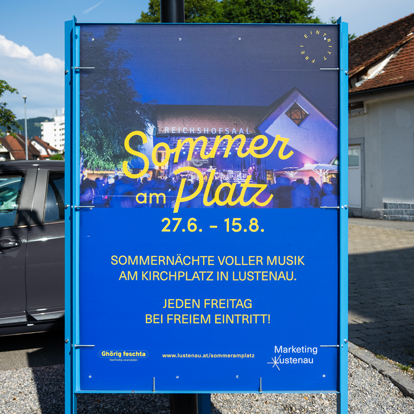 Sommer am Platz Plakat blau und gelb