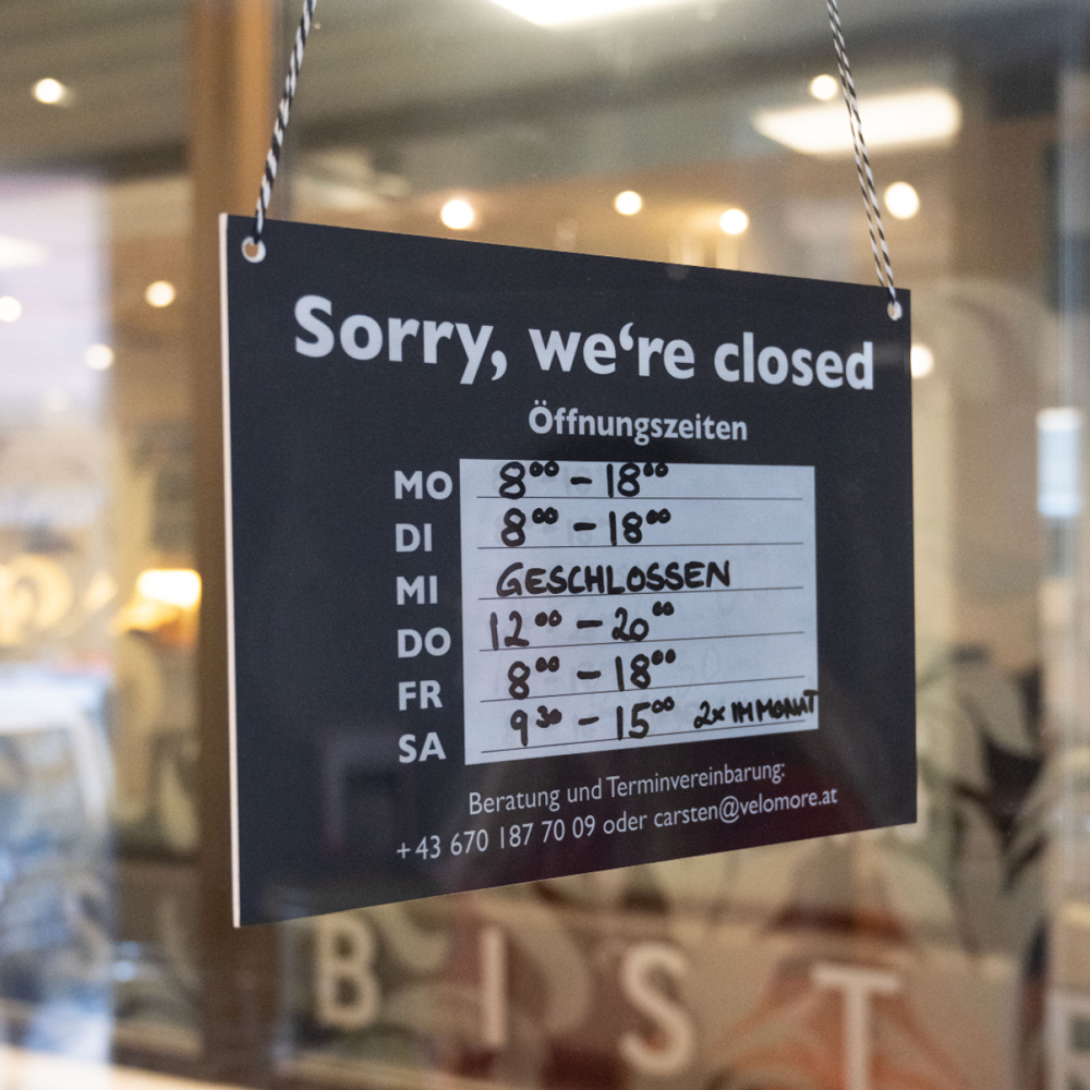 Velomore Öffnungszeitenschild